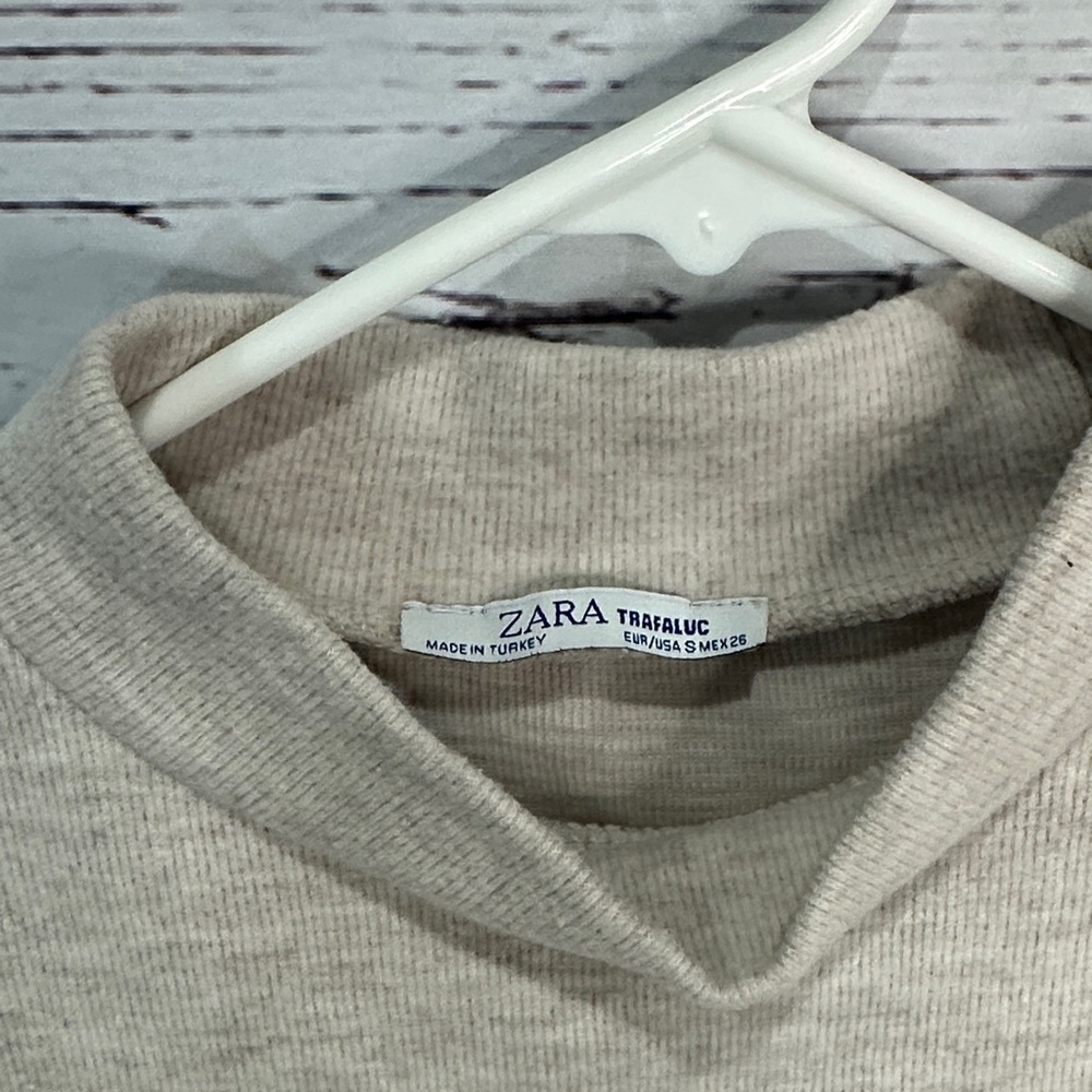 Zara Light Gray Mock Neck Crop Top - Picture 2 of 4